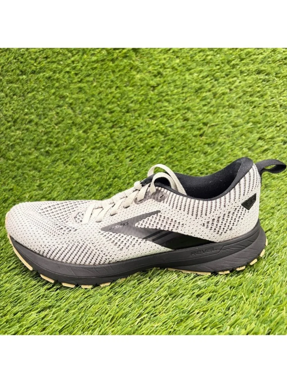 Brooks Revel 5 Womens Size 7 White Black Athletic Running Shoes Sneakers